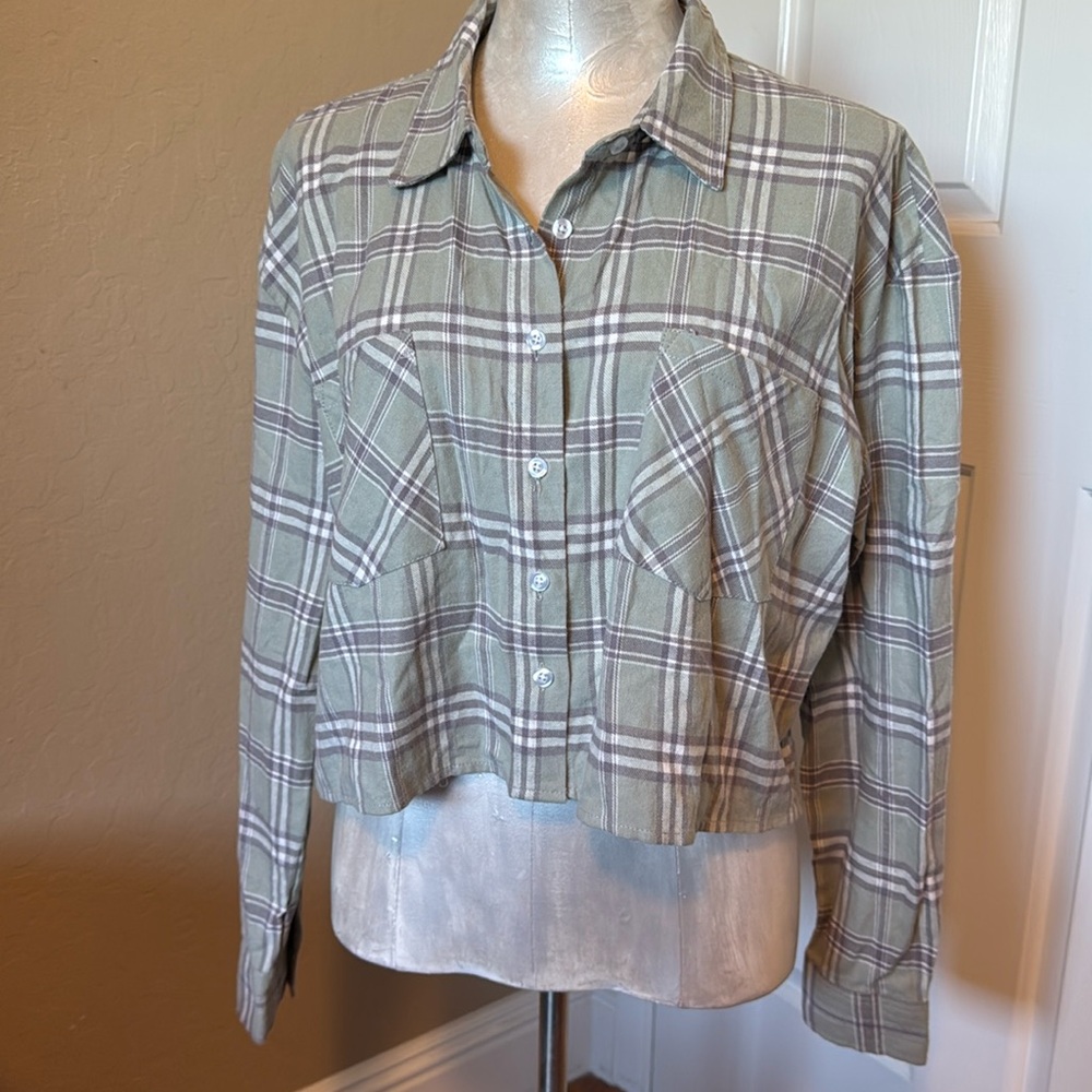 RSQ Women’s Flannel Cropped Button Down Top New No Tag Plaid Size Medium - Picture 2 of 14